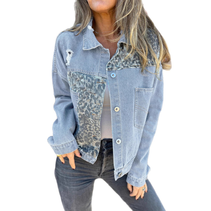 Kvinnes trendy denimjakke med dyreprint og slitt design Skjora