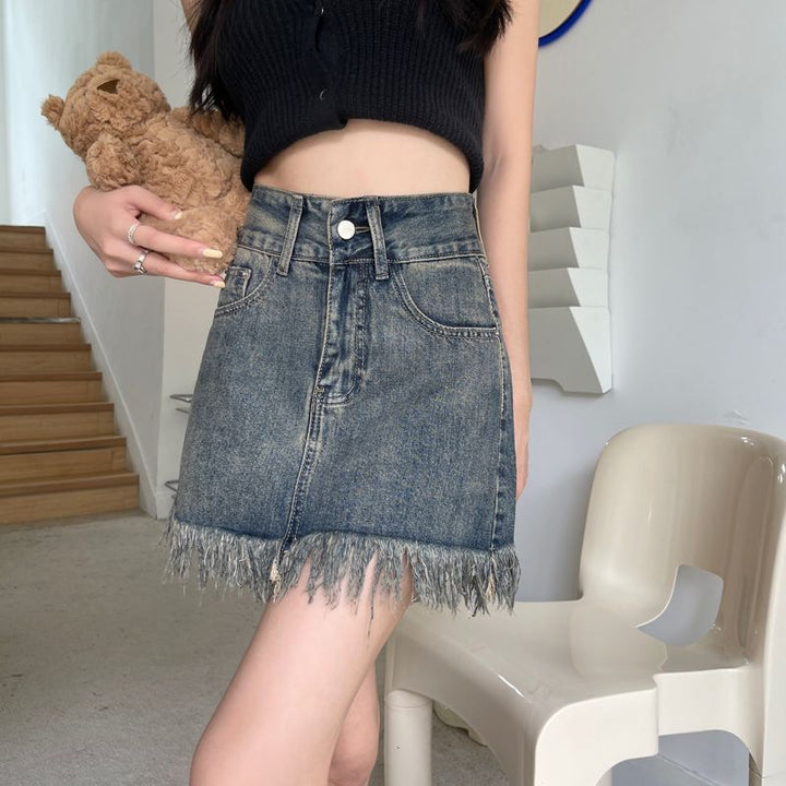 Kvinne denimmshorts med frynset kant og høy livlinje