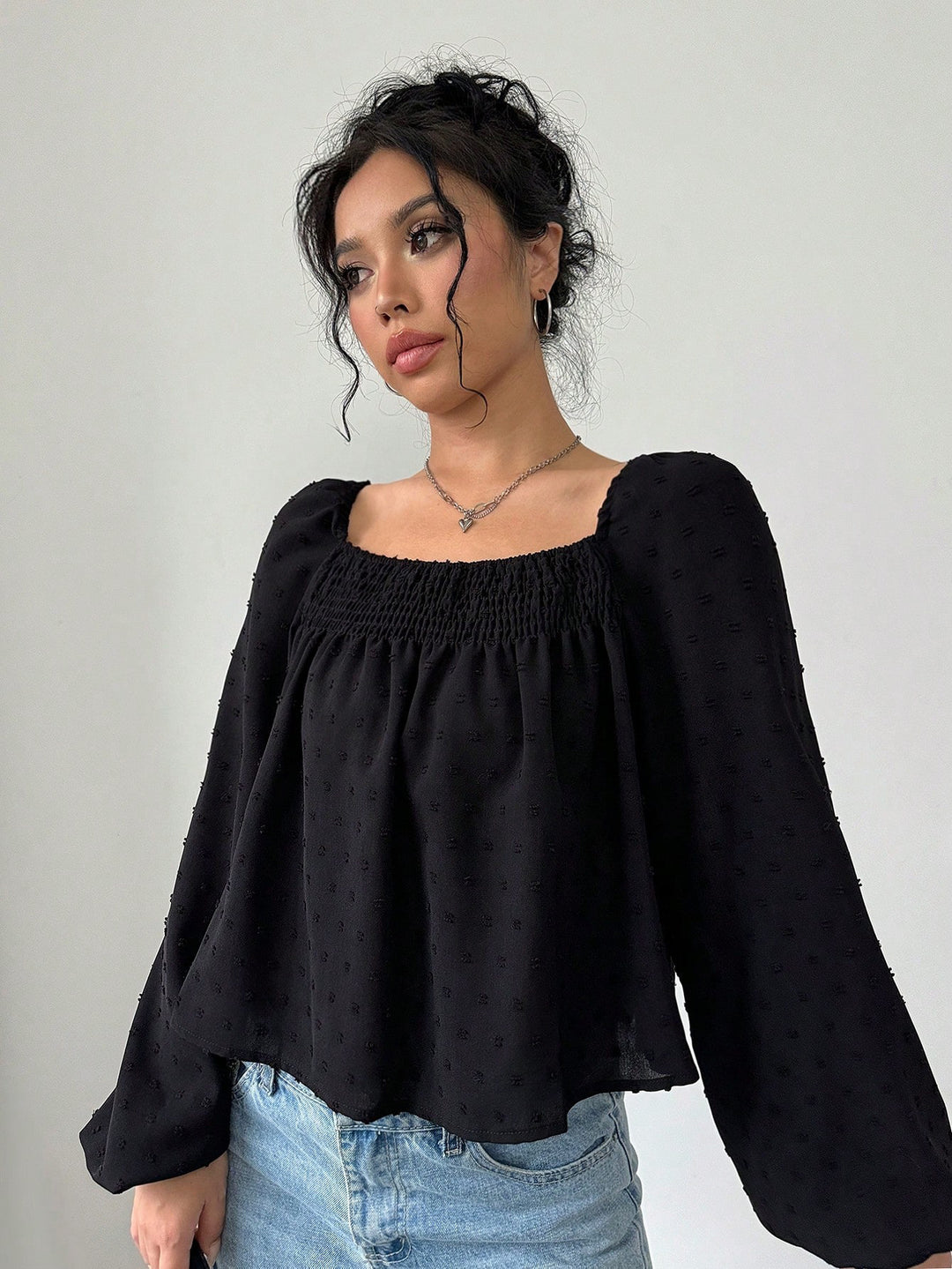 Kvinnens elegante bluse med luftige puffermer og teksturert overflate Skjora