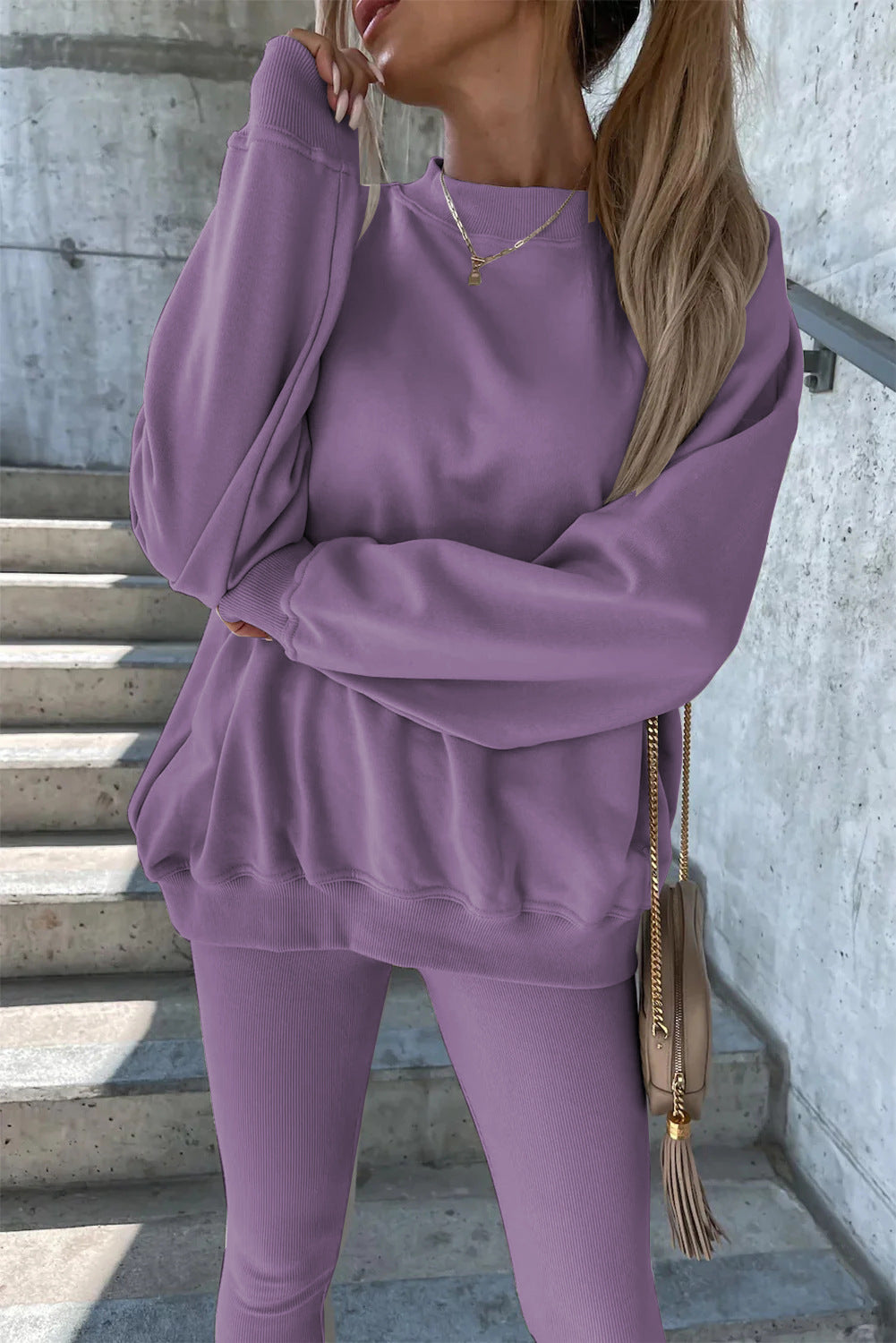 Damesporty fritidssett med casual oversized genser og tettsittende tights Skjora