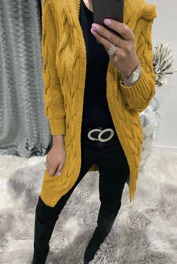 Kvinnes chunky strikk cardigan med nostalgisk kabeldesign og praktiske lommer Skjora