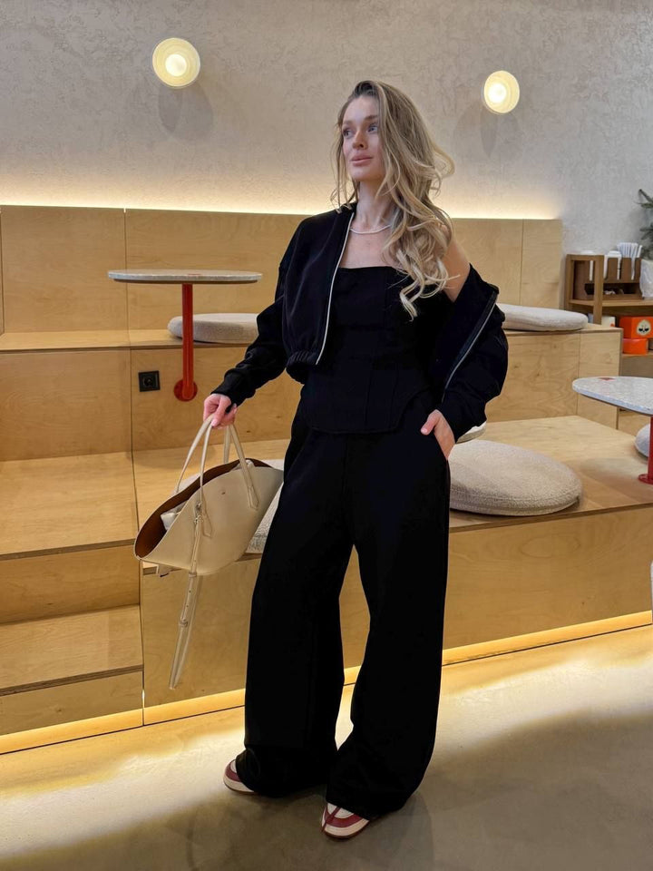Kvinnelig stilig loungewear-sett med chic korsett og avslappet hettegenser Skjora