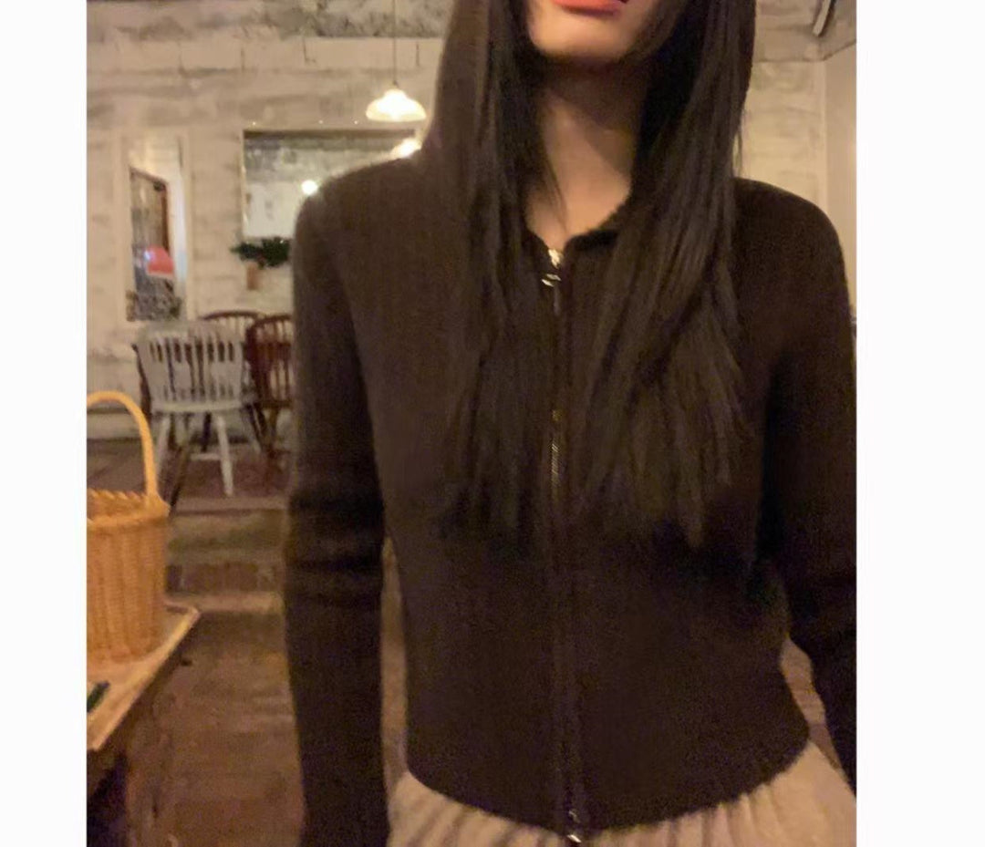 Damer fashionabel hettejakke med fine ribbestrikkede detaljer Skjora