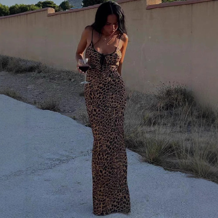 Kvinners tettsittende maxi-kjole med leopardmønster og intrikate snortedetaljer