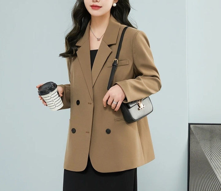 Kvinnelig stilren oversized blazer med dobbelt knepp og stilige detaljer Skjora