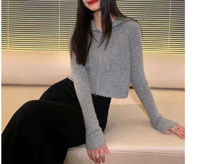Damer fashionabel hettejakke med fine ribbestrikkede detaljer Skjora