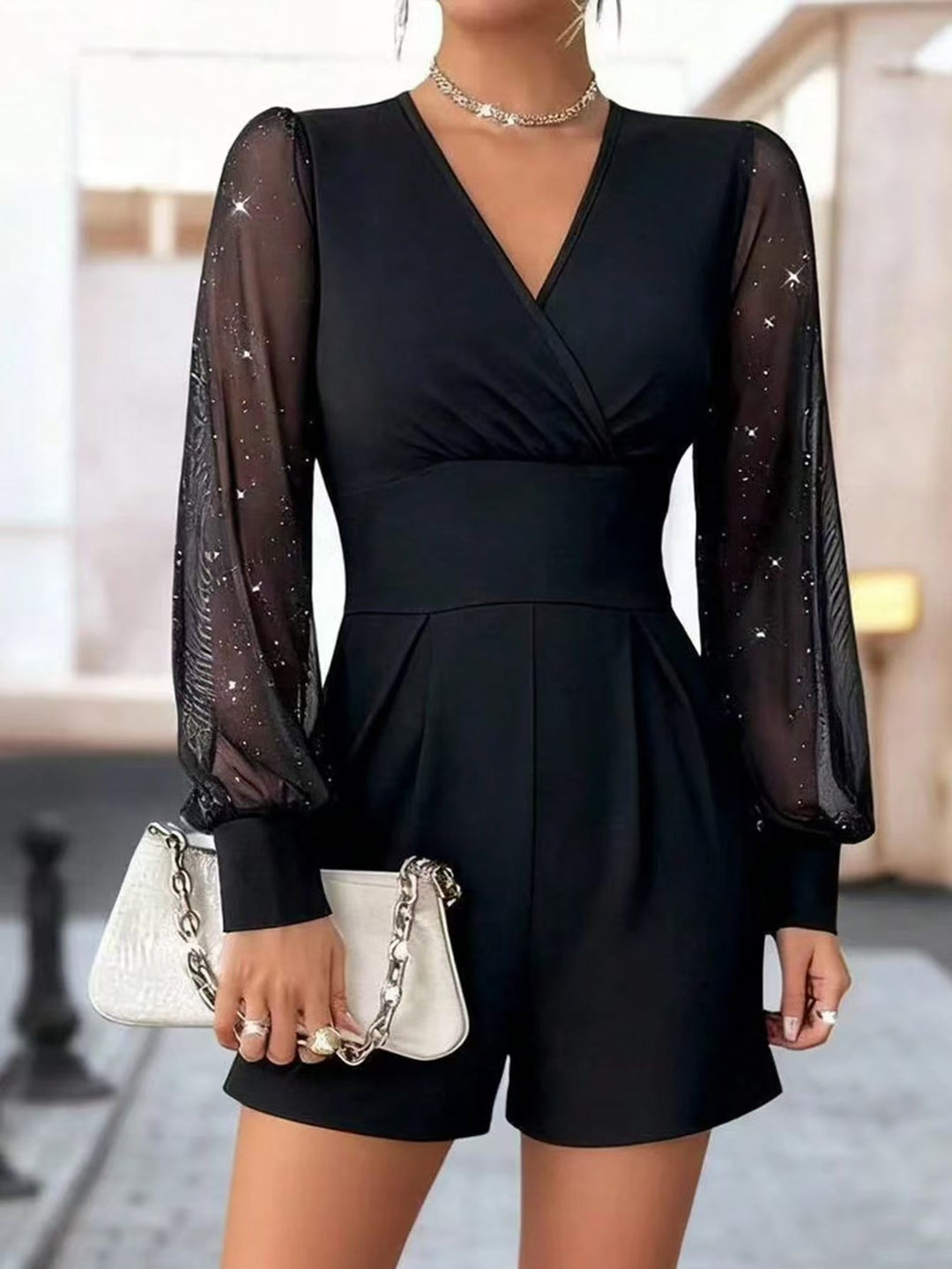 Dame elegant jumpsuit med transparente puffermer og V-hals Skjora