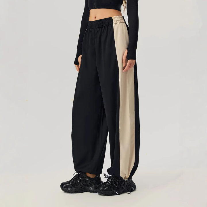 Kvinnenes sporty fritidsbukser med trendy snitt og sidekontrastpaneler Skjora