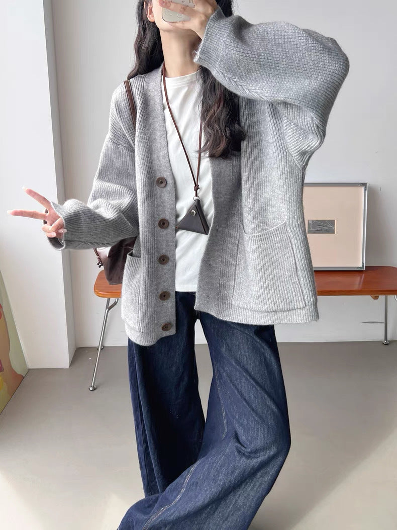 Kvinnes chunky strikket cardigan med elegante knappdetaljer og praktiske lommer Skjora