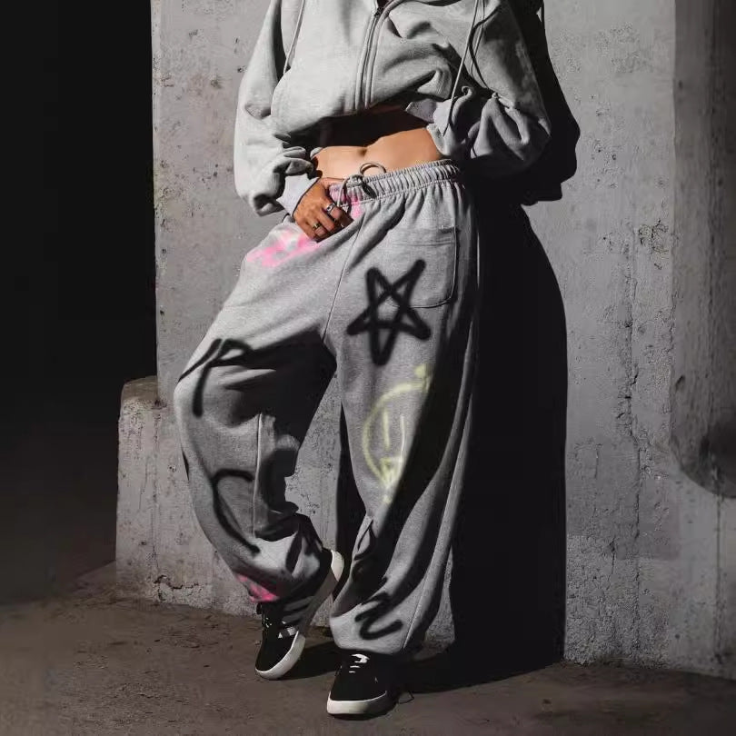 Dame uformell hettegenser og joggebukse sett i urban graffiti design Skjora