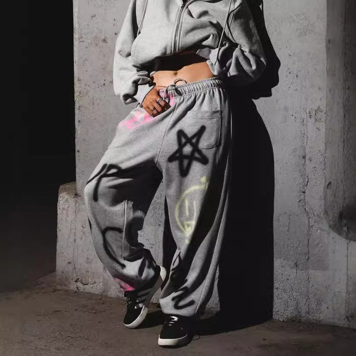 Dame uformell hettegenser og joggebukse sett i urban graffiti design Skjora