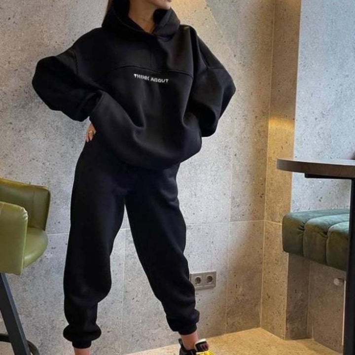 Dame oversized hettegenser med iøynefallende trykk på ryggen Skjora