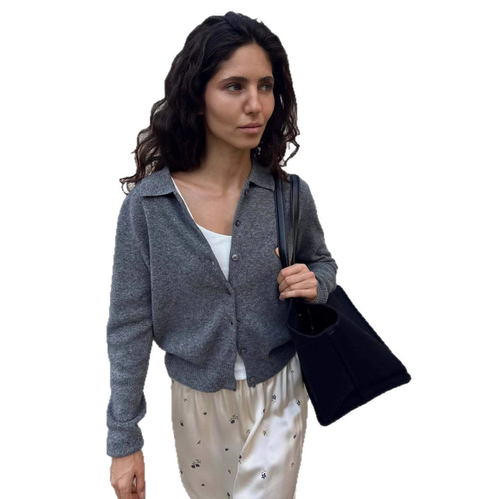 Dame cardigan med tidløs design og elegant knappestolpe Skjora