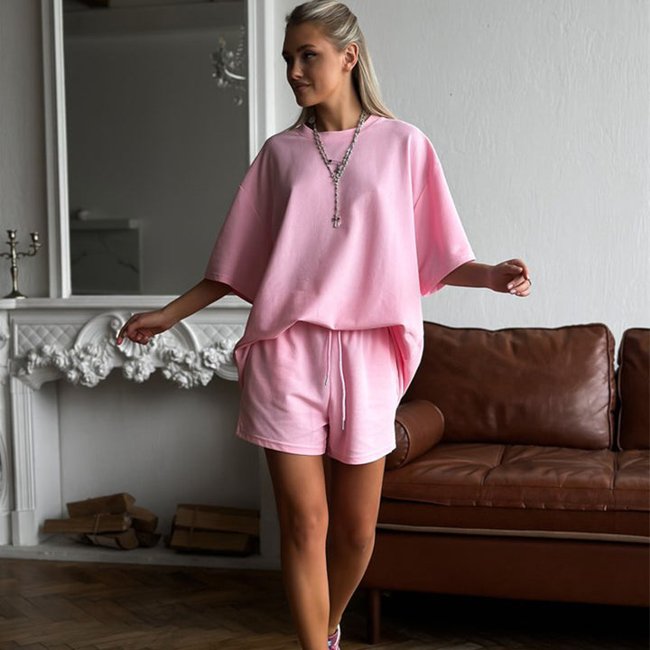 Kvinne Casual To-delt Sett bestående av oversized T-skjorte og Shorts Skjora