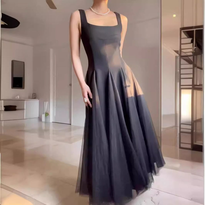 Damekvelds kjole med stilfull A-linje og elegant chiffon overlay Skjora