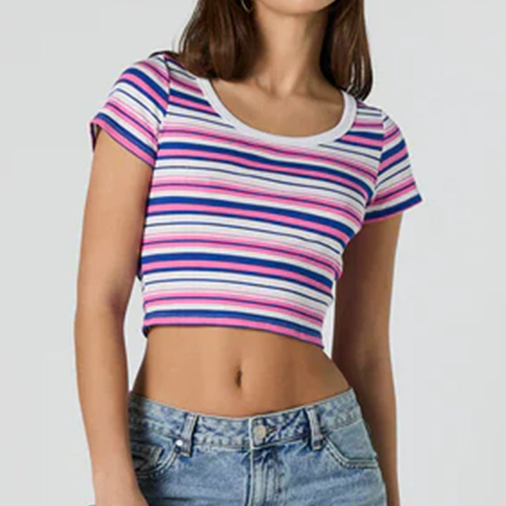 Dame cropped T-skjorte med moderne stripet design Skjora