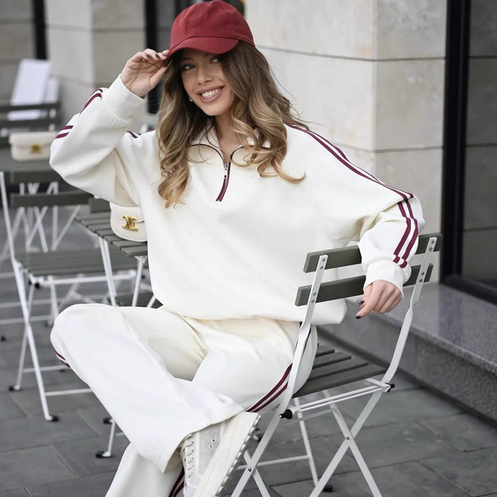 Kvinnelig sporty treningsdress med glidelås og striper Skjora