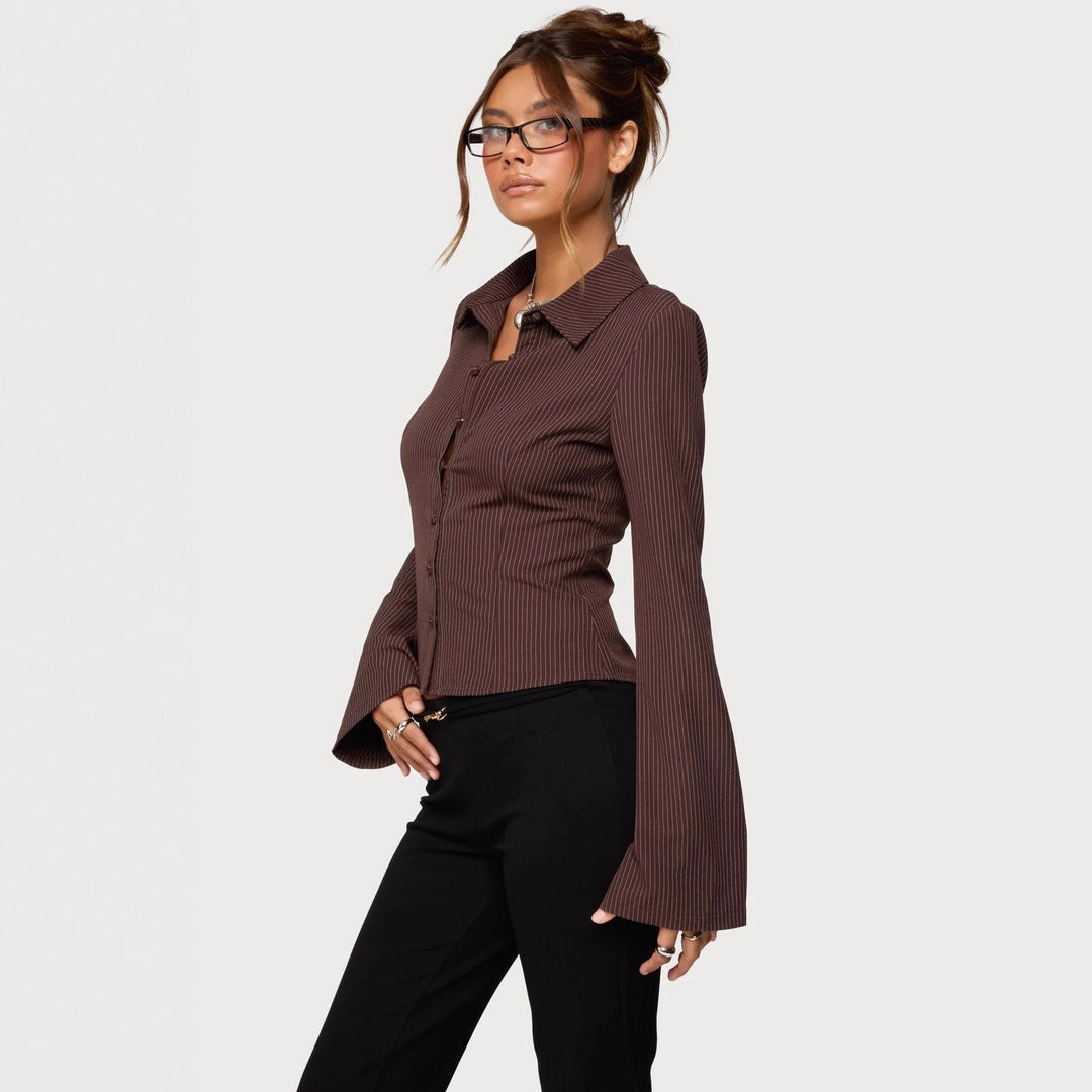 Dame ribbet-utseende bluse med elegant krage og smal passform Skjora