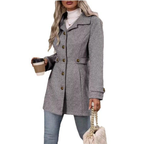 Kvinnens elegante trenchcoat med skreddersydd snitt og knappdetaljer Skjora