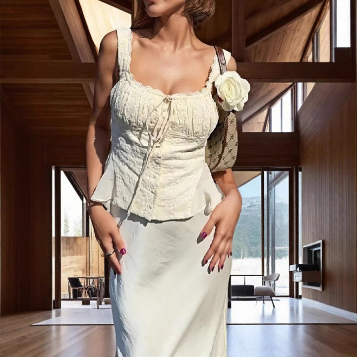 Kvinnenes elegante maxikjole med off-shoulder-design og sofistikerte volangdetaljer