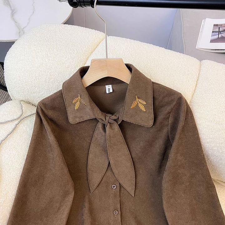 Kvinnes elegant bluse med sløyfe krage Skjora