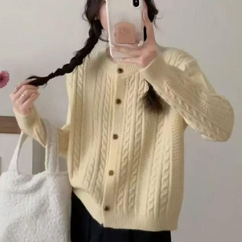 Damer elegant cardigan med kabelmønster og dekorative knapper Skjora