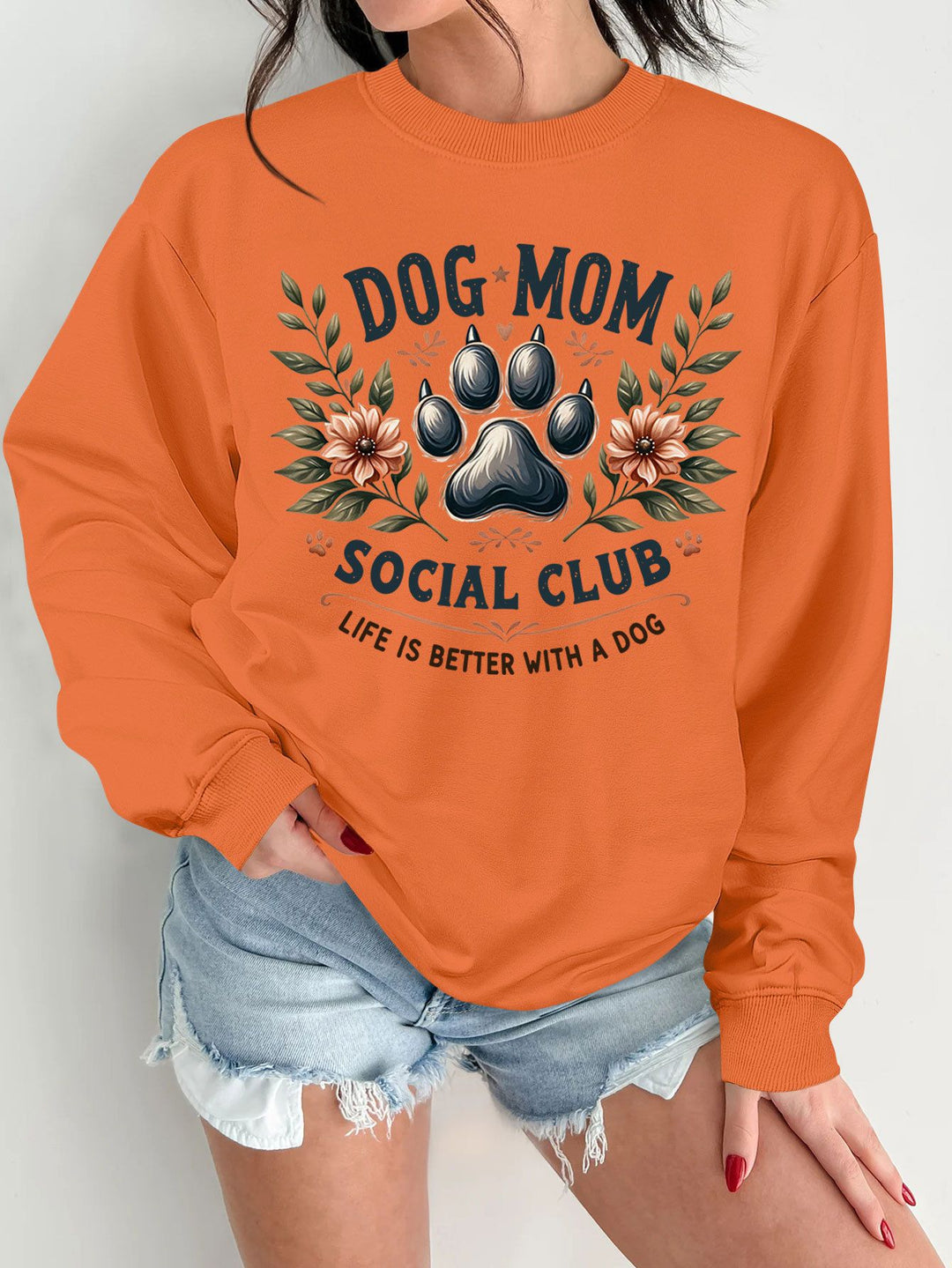 Kvinne sweatshirt med trendy hundemotiv og forbedret trykk Skjora