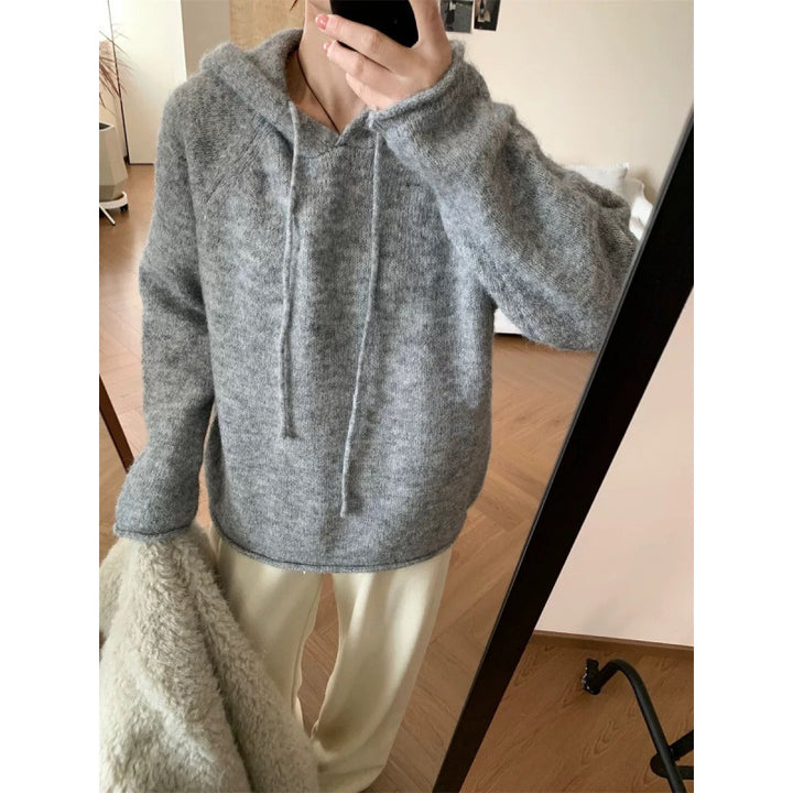 Dame koselig hettegenser laget av mykt fleece-materiale med kengurulomme Skjora