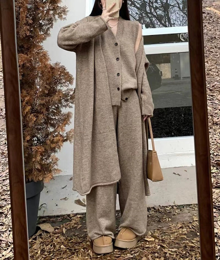 Damer elegant strikket ensemble med lang cardigan og vide bukser Skjora