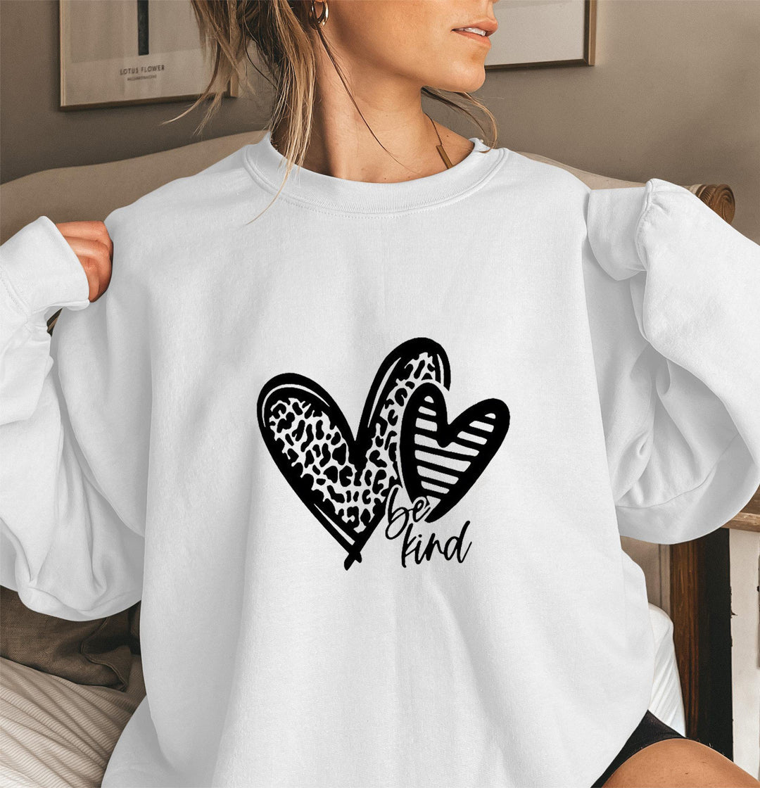 Kvinne sweatshirt med moderne hjerte motiv og avslappet passform Skjora