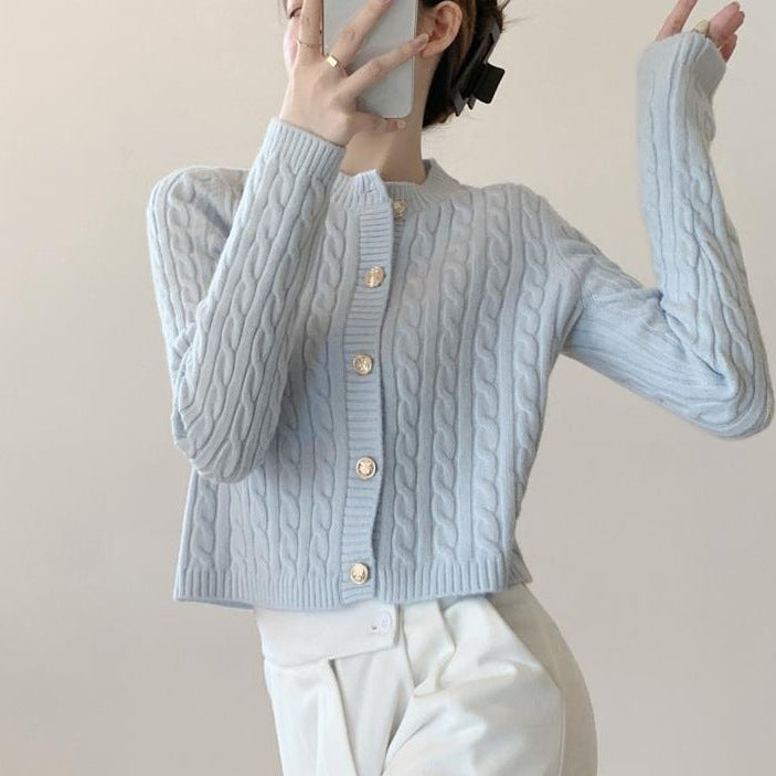 Kvinnens chunky strikk cardigan med knappeåpning og vakkert kabelmønster Skjora