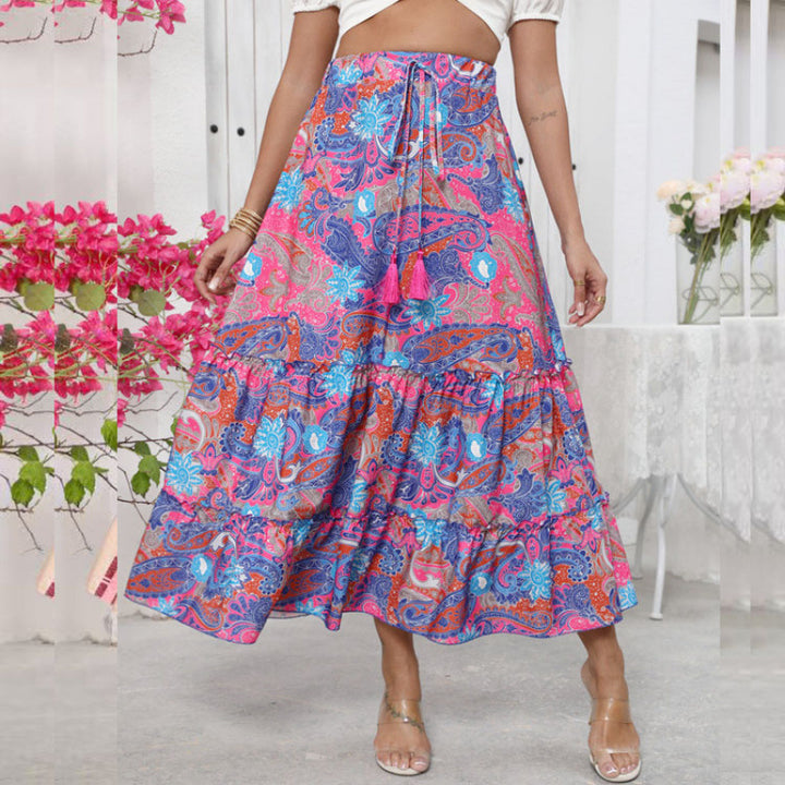 Dame midi-skjørt i leken boho-stil med fargerikt paisleymønster og voluminøst fall Skjora