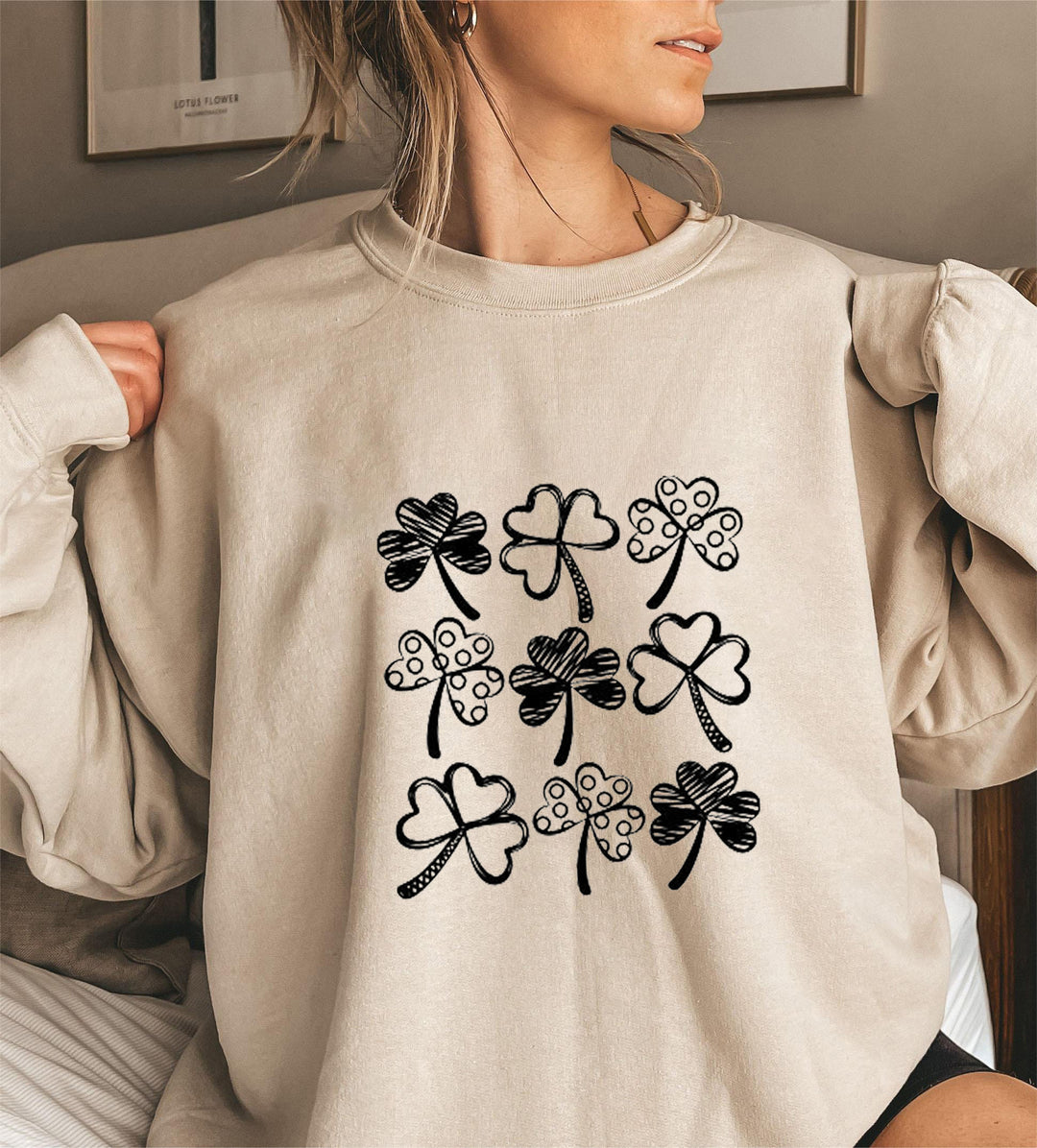 Kvinnes sweatshirt med leken kløvermotiv Skjora