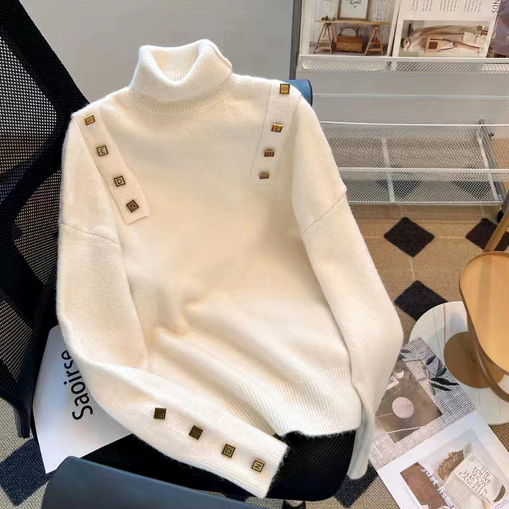 Dames fashionable turtleneck genser med dekorative knappe detaljer Skjora