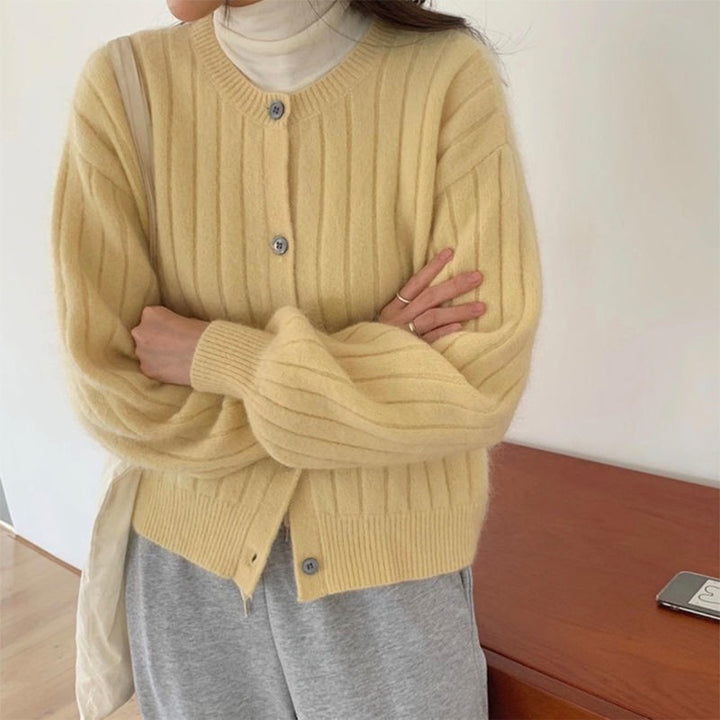 Damens finstrikkede cardigan med elegante knappedetaljer og mykt materiale Skjora