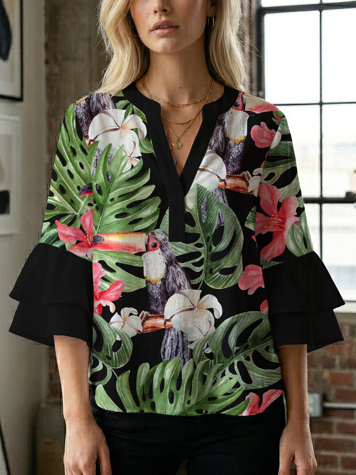 Damebluse med voluminøse volangermer og floral trykk Skjora