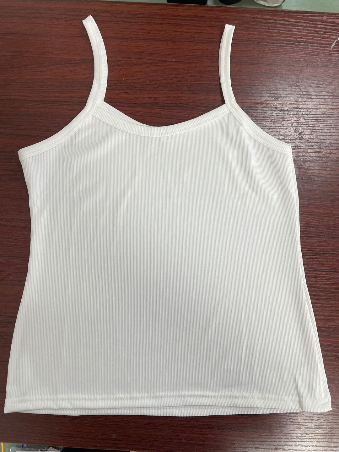 Dame avslappet cropped T-skjorte laget av fin ribbestrikk Skjora
