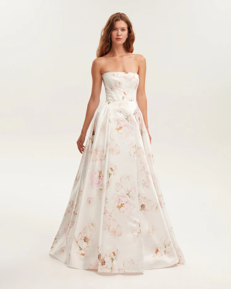 KvinneElegant blomstermønster maxi kjole med av-shoulder design Skjora