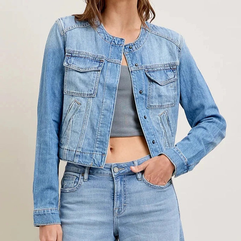 Kvinne denimjakke i en avslappet kort modell med praktiske lommer og knappdetaljer Skjora