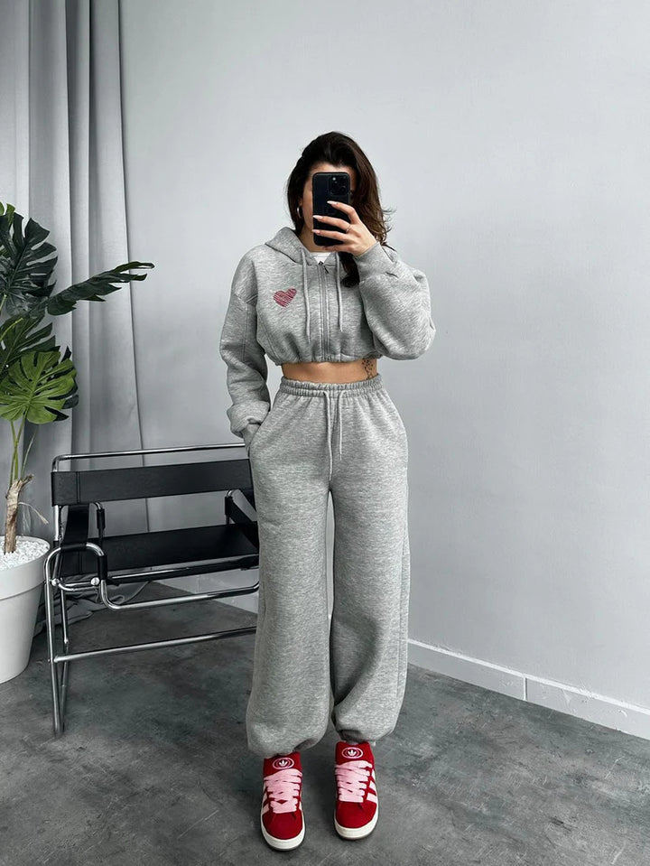 Kvinnors sportiga crop hoodie med lös passform och bekväma joggers Skjora