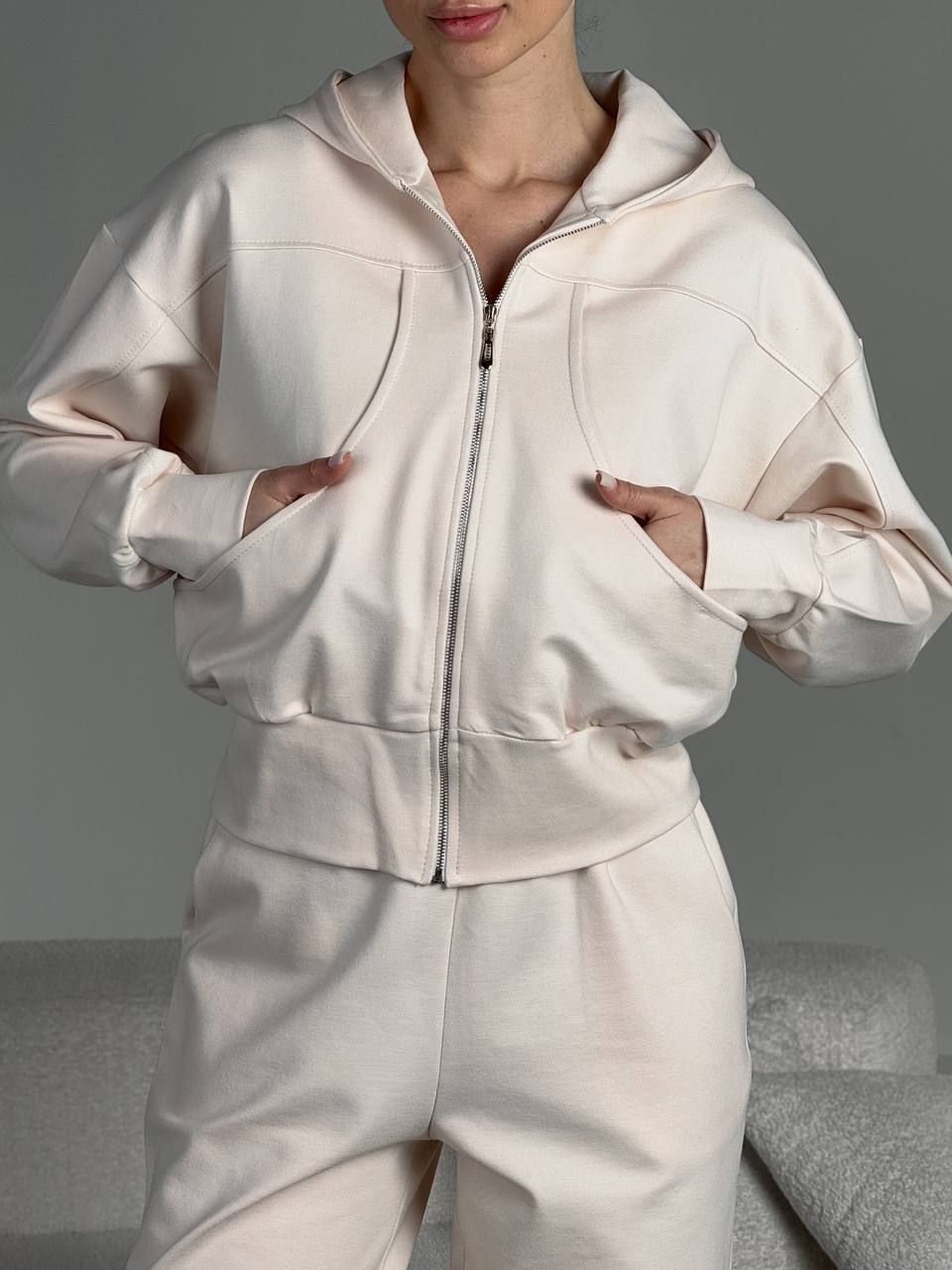 Kvinnenes sporty zip hettegenser med en løs passform og praktiske lommer Skjora