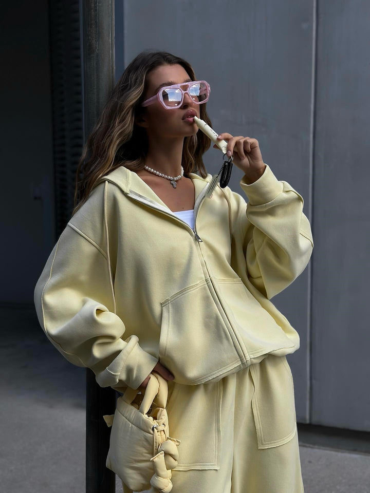 Kvinnes avslappet fit loungewear sett med hettegenser og brede bukser Skjora