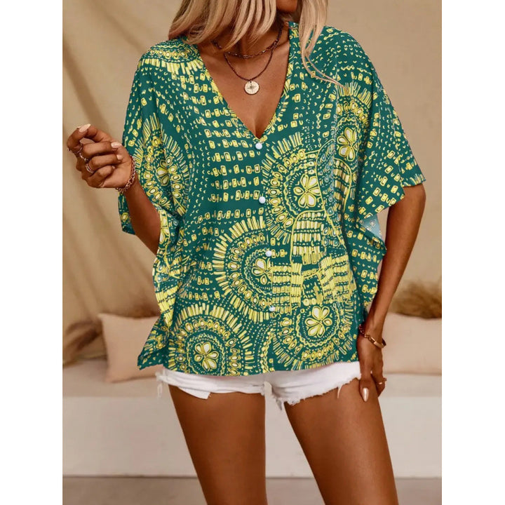 Dame strandbluse i avslappet boho-stil med fargerike mønstre og voluminøse ermer Skjora