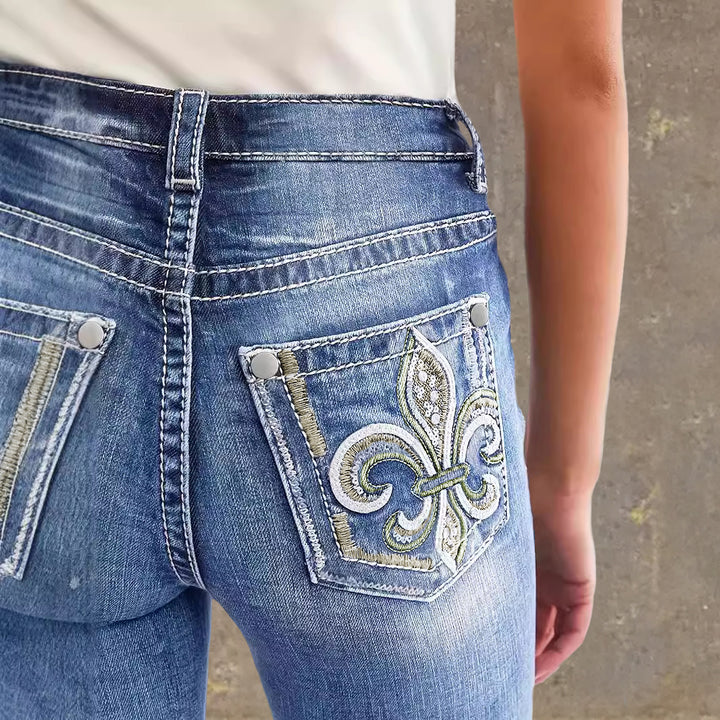 Kvinne Flared Jeans i Vintage Stil med Høy-Grad Detalj og Raffinert Broderi Skjora