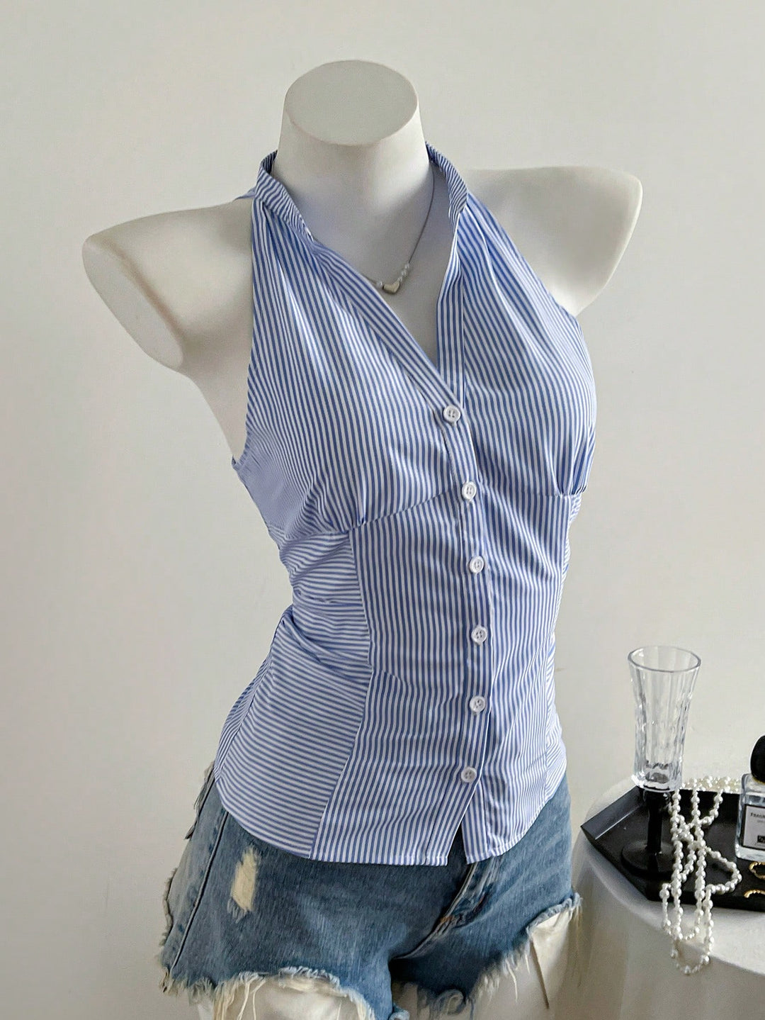 Dame halterneck-top med elegant stripemønster Skjora