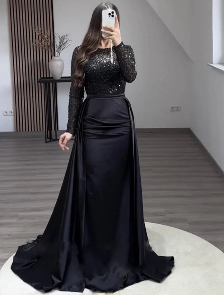 Kvinnelig Elegant Kveldskjole med Glitterdetaljer og Flytende Stoff