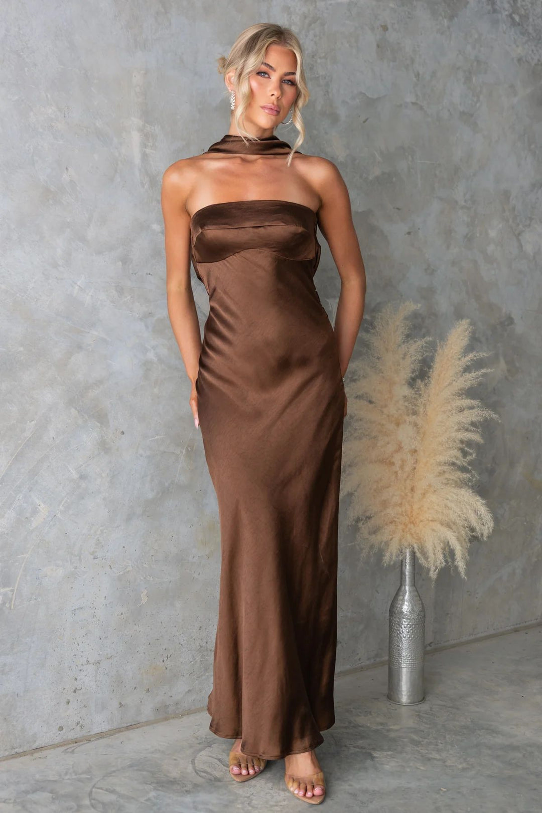 Damer Elegant Kveldskjole med Av-Shoulder Design og Glitrende Sateng