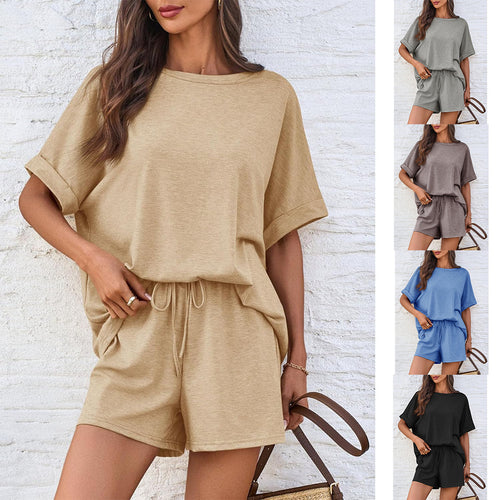 Dame avslappet fritidssett med oversized T-skjorte og shorts Skjora