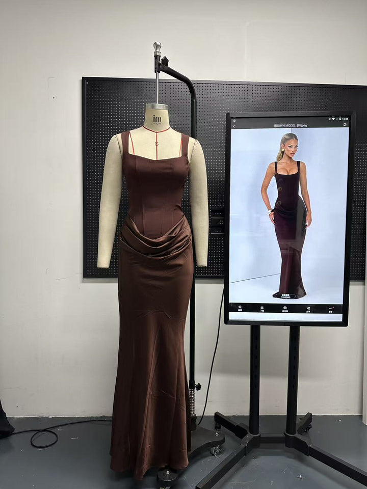 Damer Flytende Maxi-kjole med asymmetrisk snitt og raffinert drapering Skjora