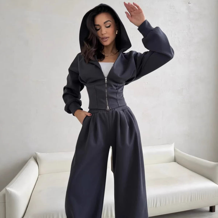 Kvinne avslappet cropped hettegenser og brede bukser i urban stil Skjora